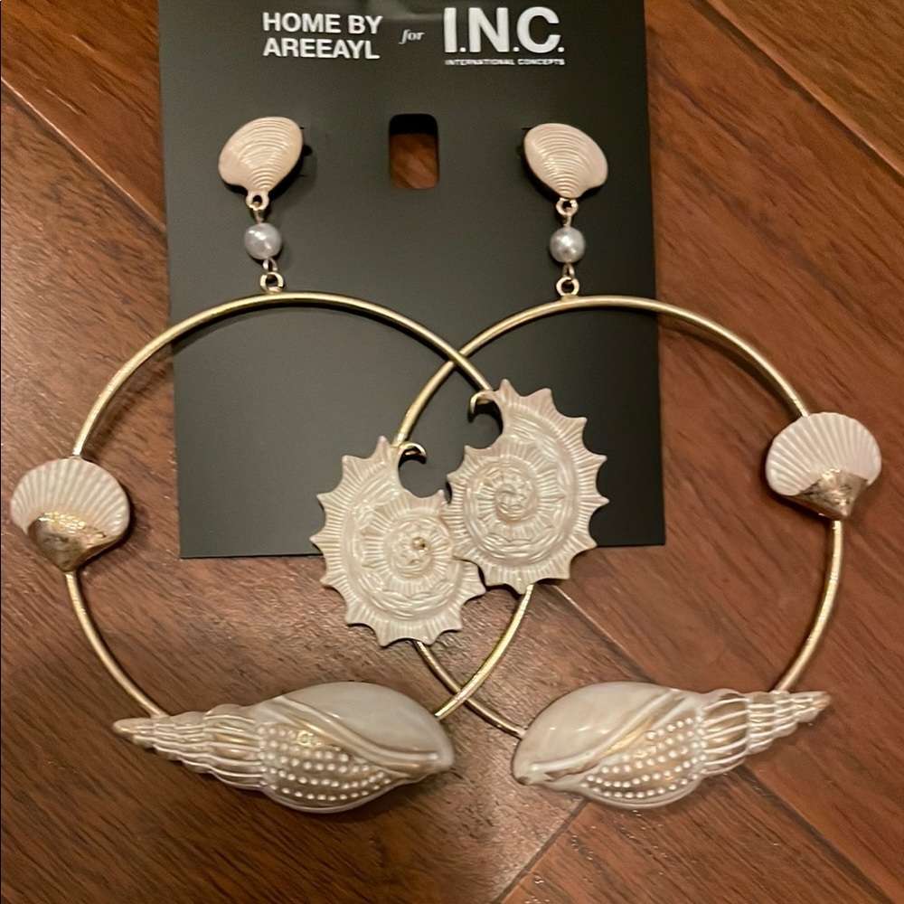 Home by Areeayl shell hoop earrings